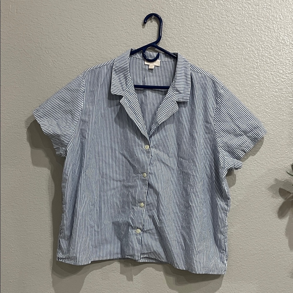 GAP Short-Sleeve Blue and White Striped Button-Down Shirt